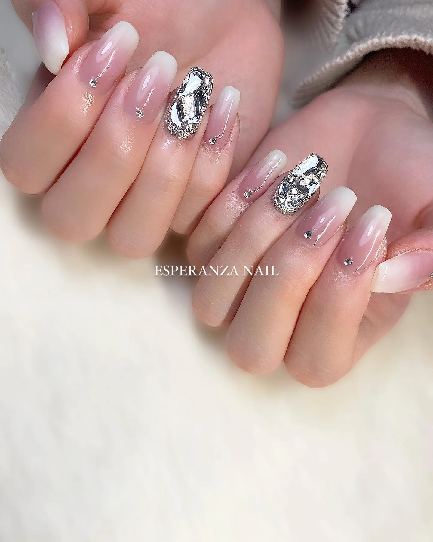 足立区エスペランサでビジューネイルで華やかにしませんか？