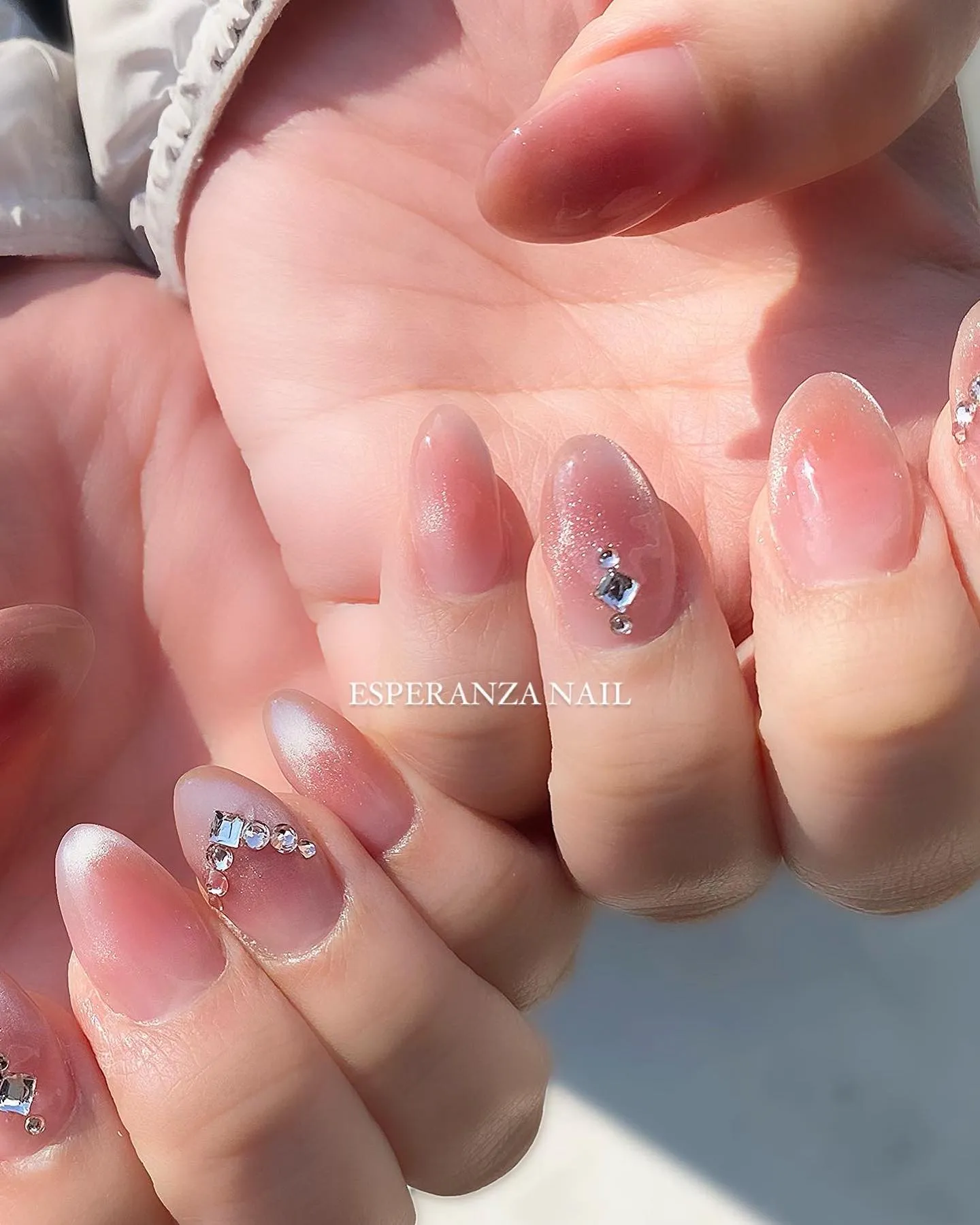 足立区エスペランサでビジューネイルで華やかにしませんか？